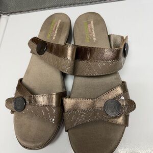 Skechers Women's Metallic Bronze Sandals never worn Size 10